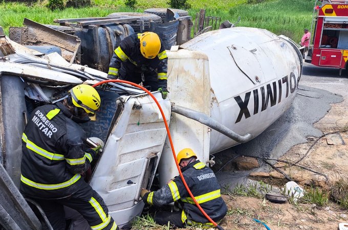 Grave acidente entre Alagoas e Pernambuco deixa motorista preso às ferragens