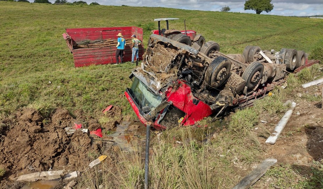 VÍDEO. Caminhão tomba em trecho da AL-110, no Sitio Mocó, Arapiraca