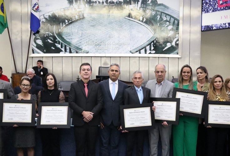 Sessão solene restitui mandatos de deputados alagoanos cassados entre 1948 e 1969