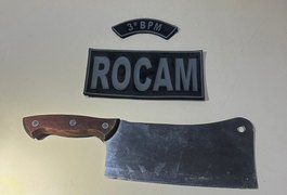 Homem ataca vizinhos e familiares com faca do tipo cutelo em assentamento de Arapiraca