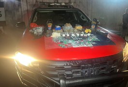 Força Tática do 13º BPM apreende mais de 5 kg de drogas, encontradas em área de mata, em Maceió