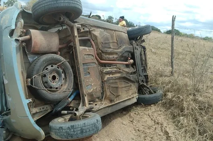 Motorista perde controle de carro e capota após bater em estacas, no Agreste de Alagoas