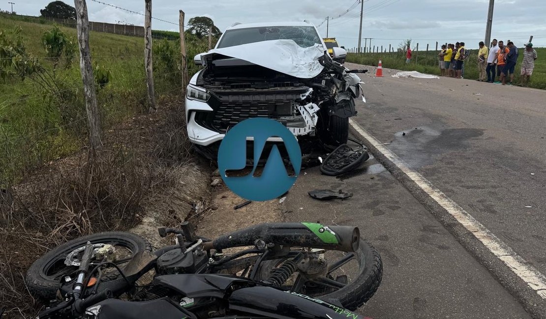 Mototaxista morre em colisão frontal com carro elétrico em Lagoa da Canoa