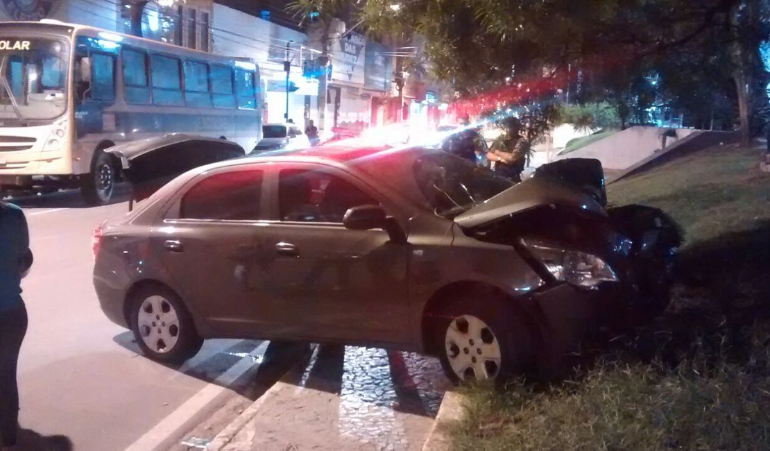 Condutor sofre grave acidente ao colidir com árvore na Praça Manoel André, em Arapiraca