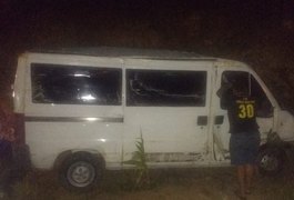 Motorista e passageiro de van ficam feridos em acidente na AL 220, entre Arapiraca e Limoeiro