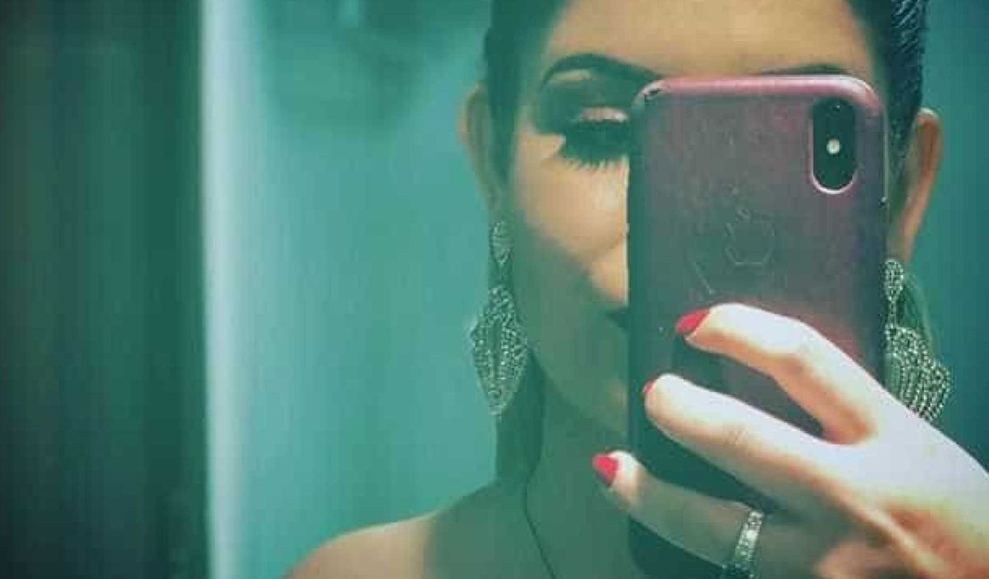 Quinze quilos mais magra, Marília Mendonça posa sensual e Ivete elogia