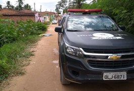 Homem é assassinado a tiros na frente de casa no bairro Canafistula, em Arapiraca