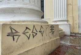 Prédio da Associação Comercial, em Maceió, é alvo de vandalismo; entidade emite nota de repúdio