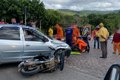 Condutor sofre fratura em batida envolvendo carro e moto em Palmeira dos Índios