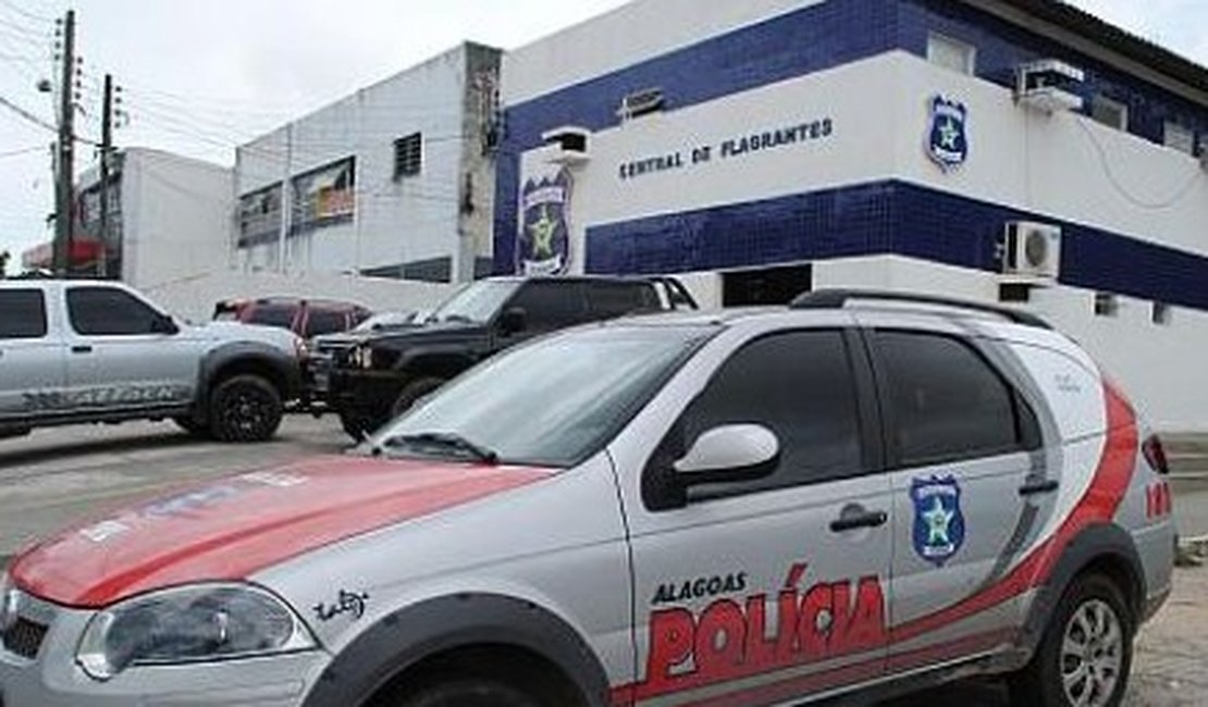 Policial traído se vinga do 'pé de pano' introduzido objeto de madeira em seu ânus