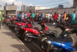 Condutores de “cinquentinhas” fazem protesto contra licenciamento, em Arapiraca