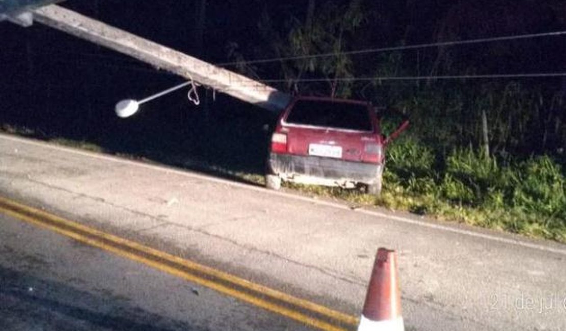 Colisão causa queda de poste em cima de carro e resulta em condutor ferido e eletrocutado