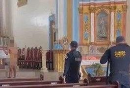 Homem com tornozeleira eletrônica é levado para unidade psiquiátrica ao entrar nu em igreja no interior de Alagoas