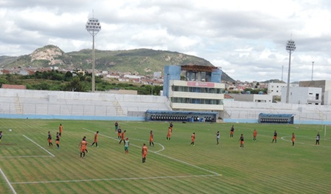Coruripe faz treino de reconhecimento de campo no estádio Cornélio de Barros