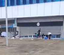 Inundada pela enchente do Guaíba, Arena do Grêmio é saqueada