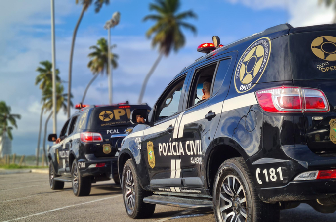 Policiais da Oplit salvam mulher de afogamento na praia da Jatiúca