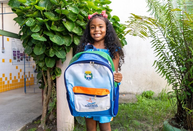 Estudantes do Ensino Fundamental de Maceió começam a receber kits escolares