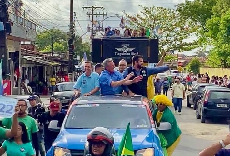 No Benedito Bentes, Collor dá pontapé inicial em campanha com grande carreata