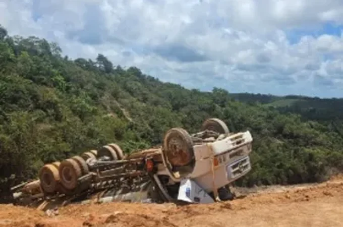 Grave acidente deixa trabalhador morto após tombamento de caminhão na rodovia AL-101