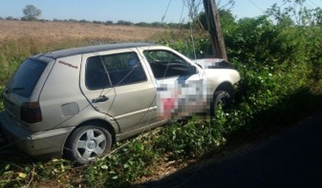 Carro colide com poste e deixa povoado sem energia elétrica no Sertão