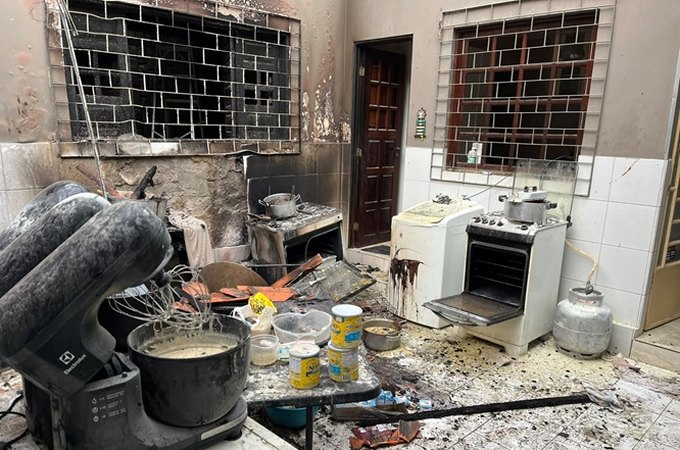 Incêndio iniciado após troca de gás de cozinha destrói parte de residência