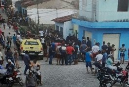 Homens armados invadem residência, matam dois e deixam uma pessoa  ferida, no interior