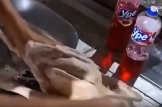 VÍDEO: Mulher viraliza nas redes sociais após lavar frango com detergente Ypê