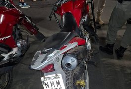 Motocicleta roubada é recuperada pela polícia perto do ﻿Lago da Perucaba, em Arapiraca