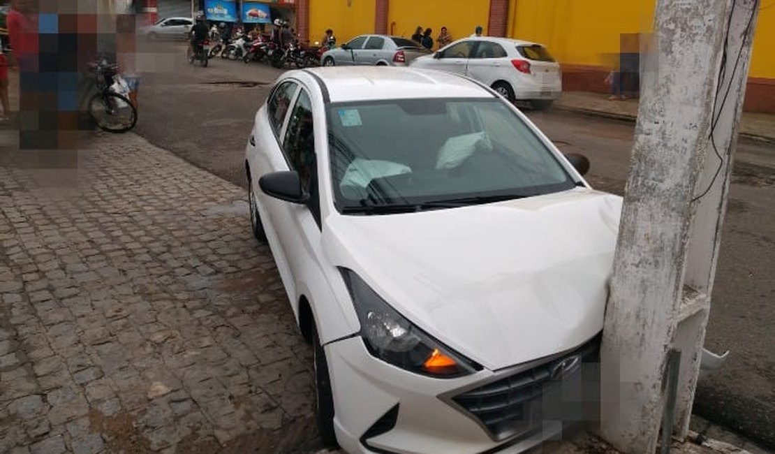 Colisão entre carros e poste é registrada no Zélia Barbosa Rocha, em Arapiraca