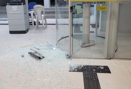 Homem invade agência do Banco do Brasil e quebra porta de vidro com extintor em Arapiraca