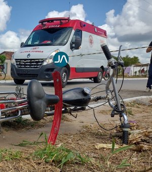 VÍDEO. Homem perde controle de bicicleta, bate com a cabeça no chão e morre em via pública, em Arapiraca