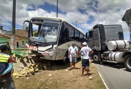 Acidente entre ônibus e carreta deixa feridos na BR-101, em São Miguel