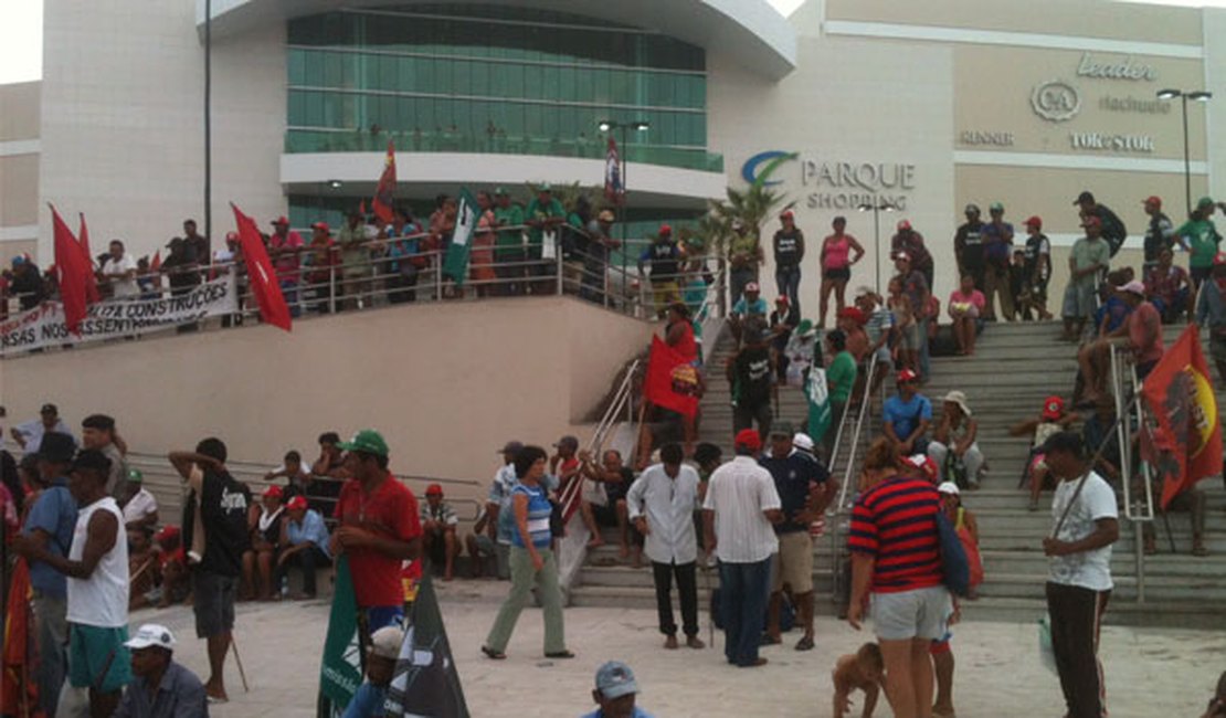 Estacionamento do novo Shopping de Maceió é invadido por sem-terra