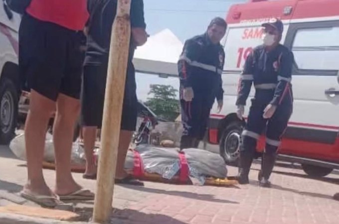 Homem morre após afogamento em área movimentada da praia da Barra de São Miguel