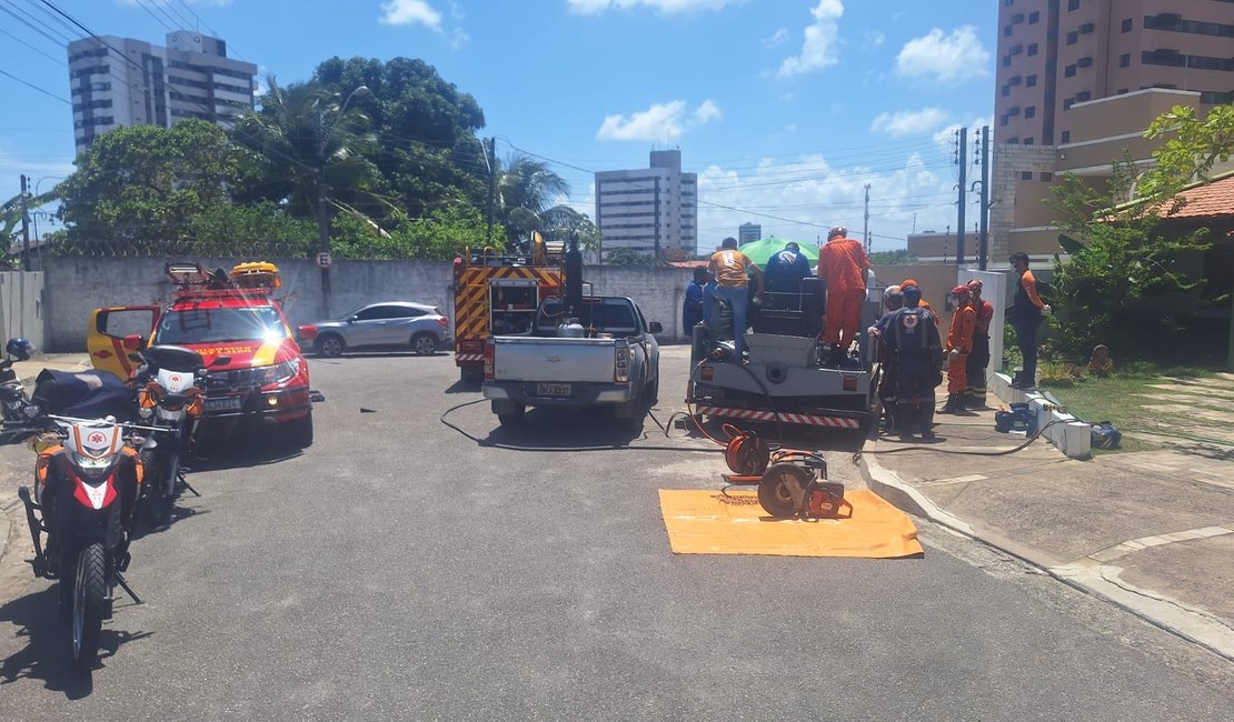 Trabalhador é socorrido após ter mão esmagada em caminhão de concreto, em Maceió