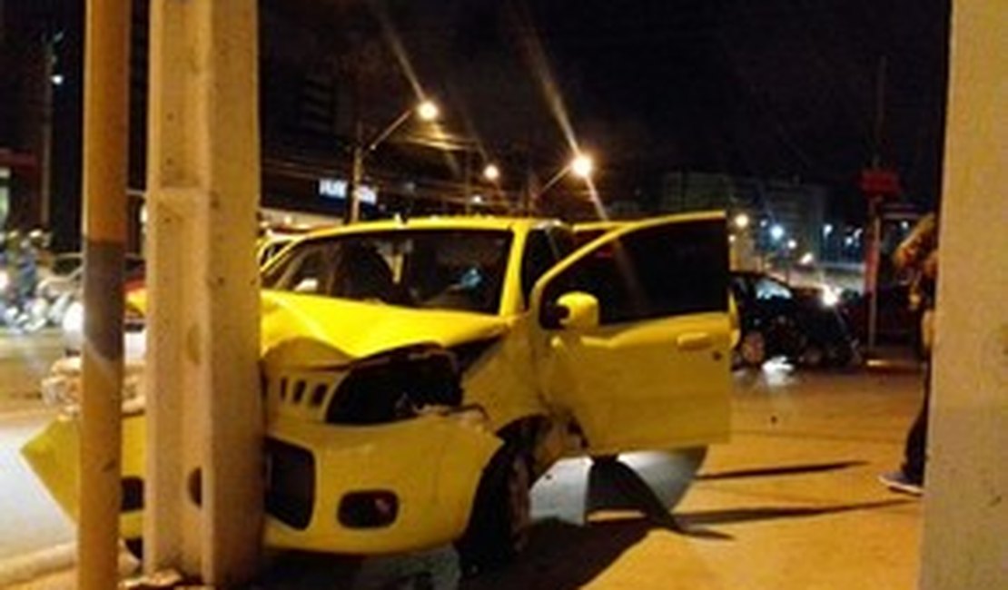 Mulheres ficam feridas após colisão entre veículos na Jatiúca, em Maceió
