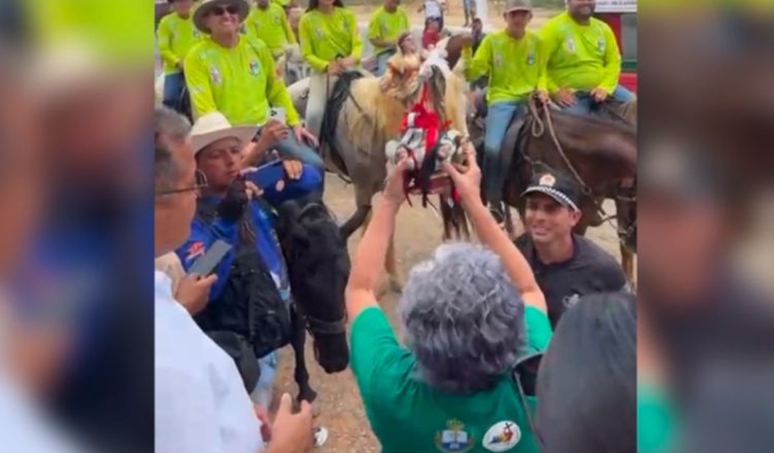 VÍDEO. Imagem de Nossa Senhora do Bom Conselho chega a Arapiraca, trazida por cavaleiros e amazonas