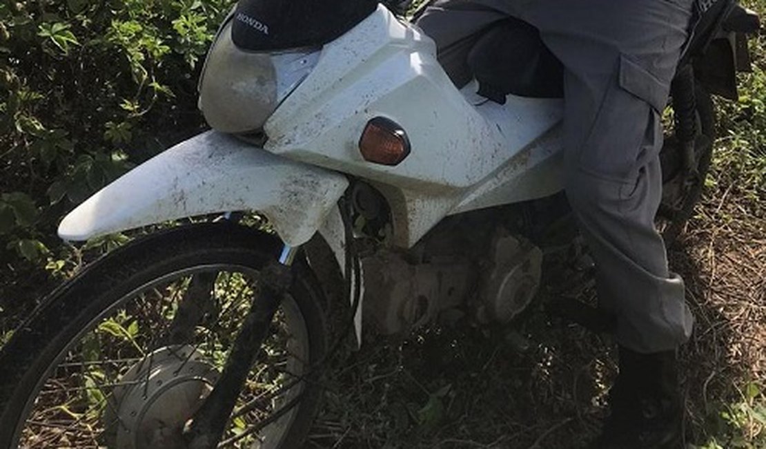 Polícia recupera motocicletas escondidas em vegetação no Vale da Perucaba