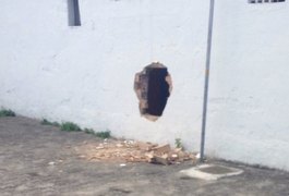 Vândalos abrem buraco na parede e furtam computador de Juizado Especial