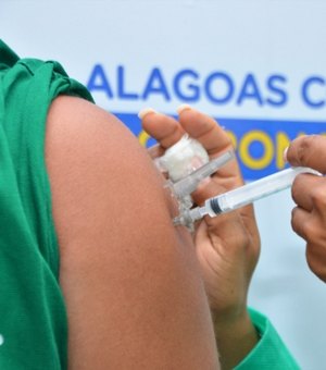 Renan Filho anuncia vacinação contra a Covid-19 para pessoas de até 35 anos e bancários