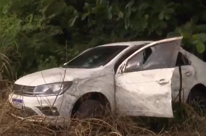 Saída de pista é registrada na AL-101 Sul após motorista perder controle de carro por causa da pista molhada