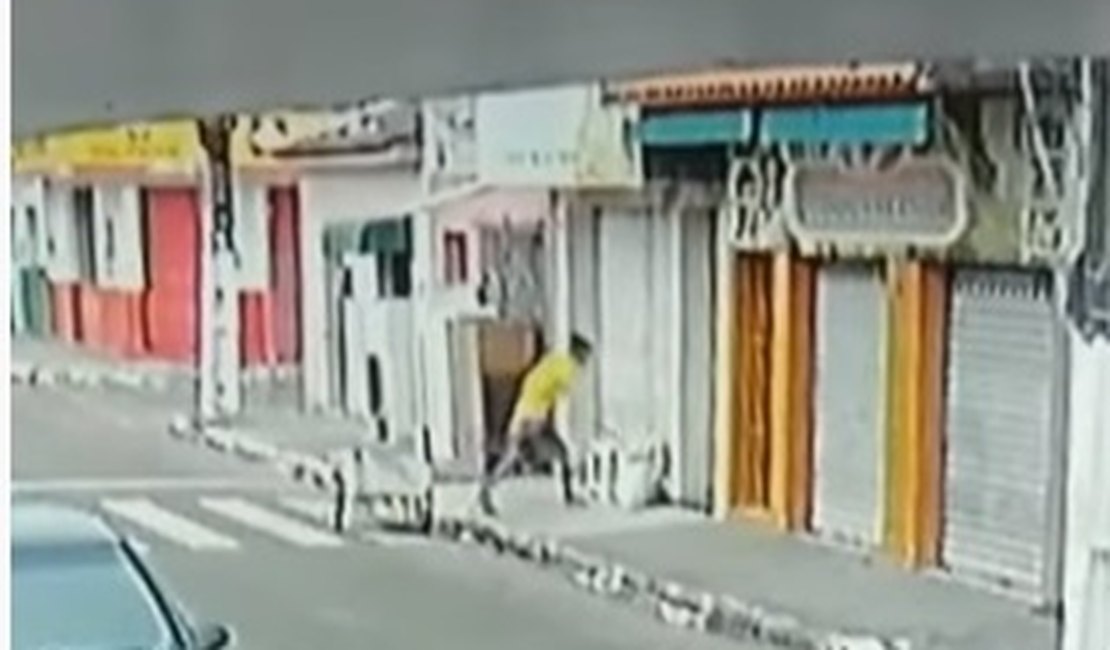 Vídeo. Câmera flagra homem furtando saco de feijão de ambulante, em Arapiraca