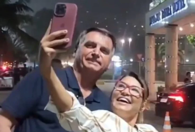 Foto de Bolsonaro com mulher parecida com Janja viraliza na internet