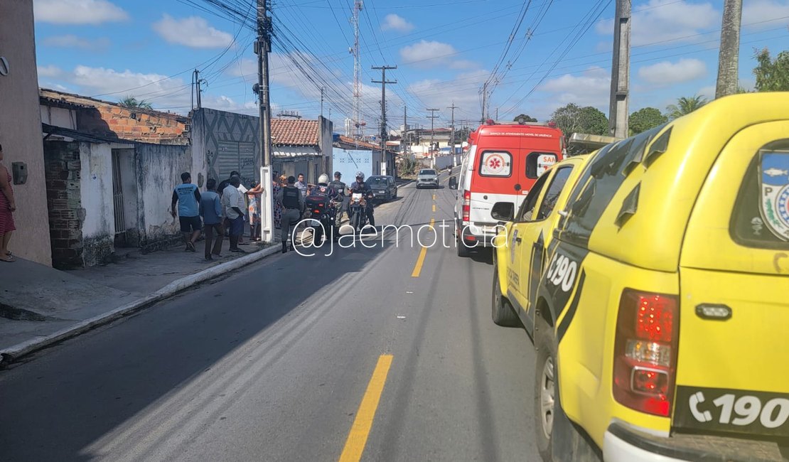 Vizinho pede para ver bateria de carro e desfere golpe com faca no pescoço de vendedor, em Arapiraca