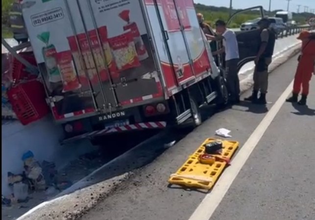 Motorista de empresa alimentícia de Arapiraca fica ferido após caminhão tombar na Barra de São Miguel