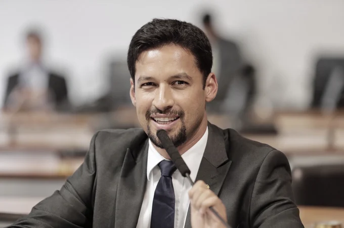 Rodrigo Cunha assume a Prefeitura de Maceió após renúncia de JHC