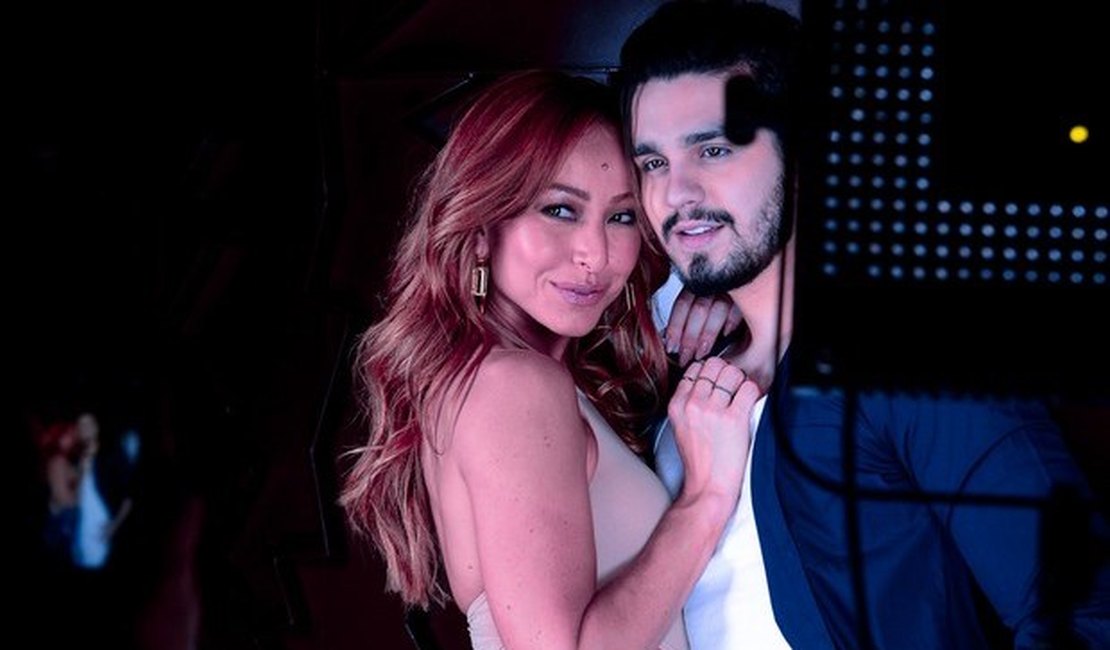Sabrina Sato exibe barriga seca em campanha com Luan Santana