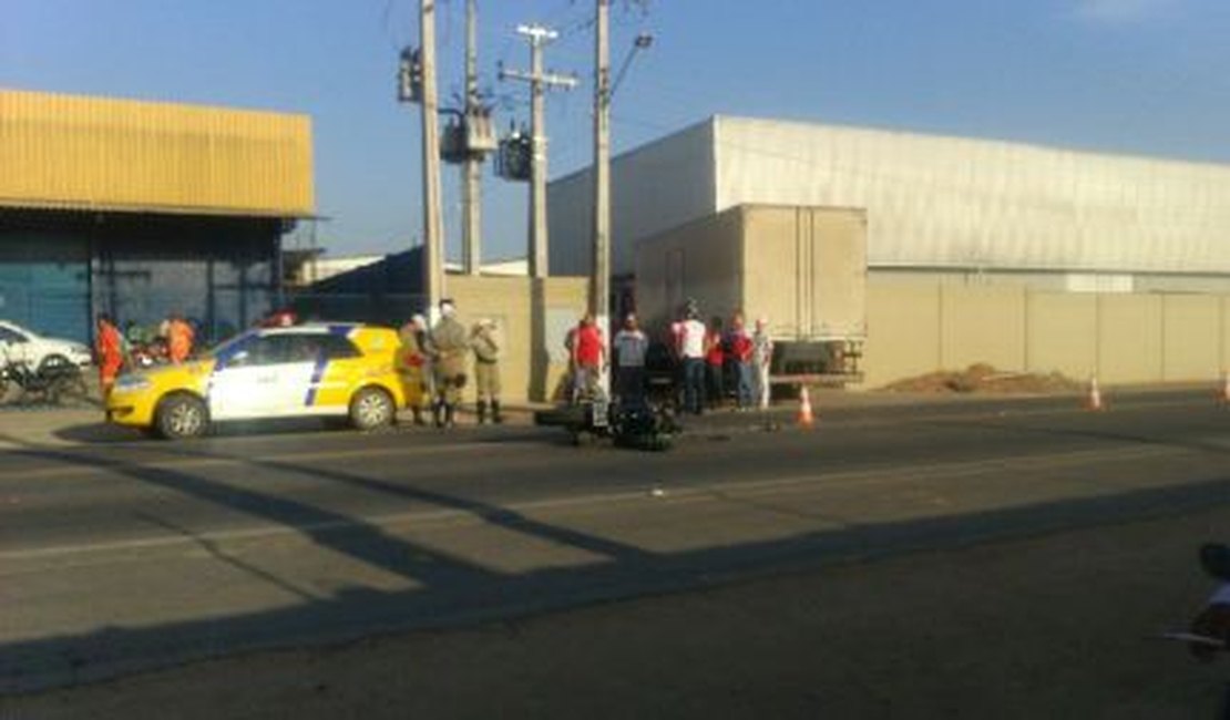 Motociclista sofre escoriações ao saltar de moto para se livrar de colisão