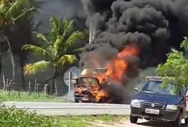 Van de transporte alternativo fica destruída por incêndio no Sertão alagoano