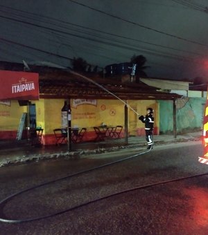 Curto-circuito causa fogo em fiação de internet no bairro Primavera, em Arapiraca